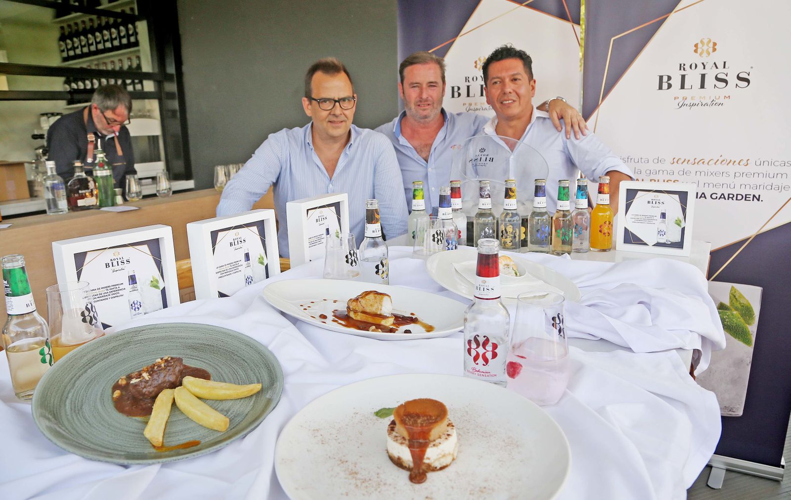 Los propietarios del Hontoria Garden Bar Nicolás Lamparero y Antonio Gutiérrez, junto a Mauricio Espejo, de Royal Bliss.