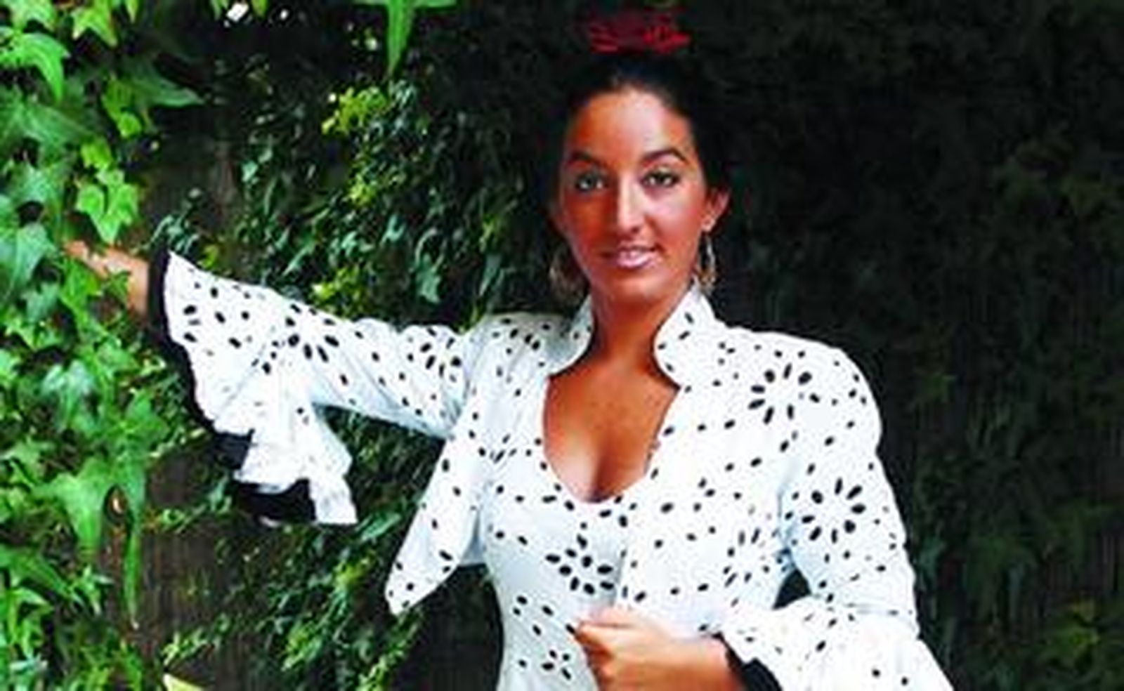 Saray García ataviada con uno de sus trajes de flamenca con los que actúa en los tablaos.