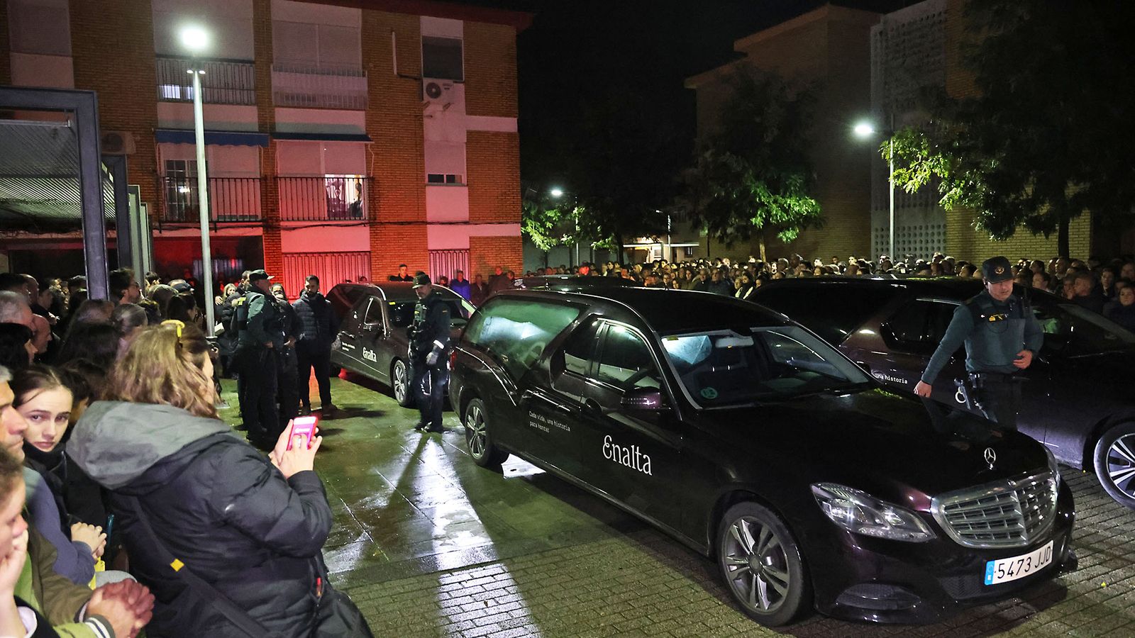 Llegada de los coches fúnebres al pabellón municipal de deportes de Aljaraque.