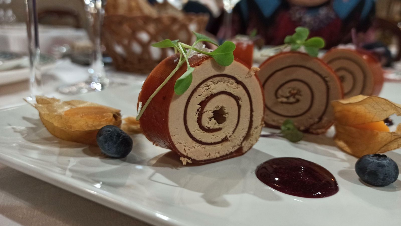 Foie con membrillo. El hígado va enrollado en unas láminas de fruta transformada en una especie de gel.