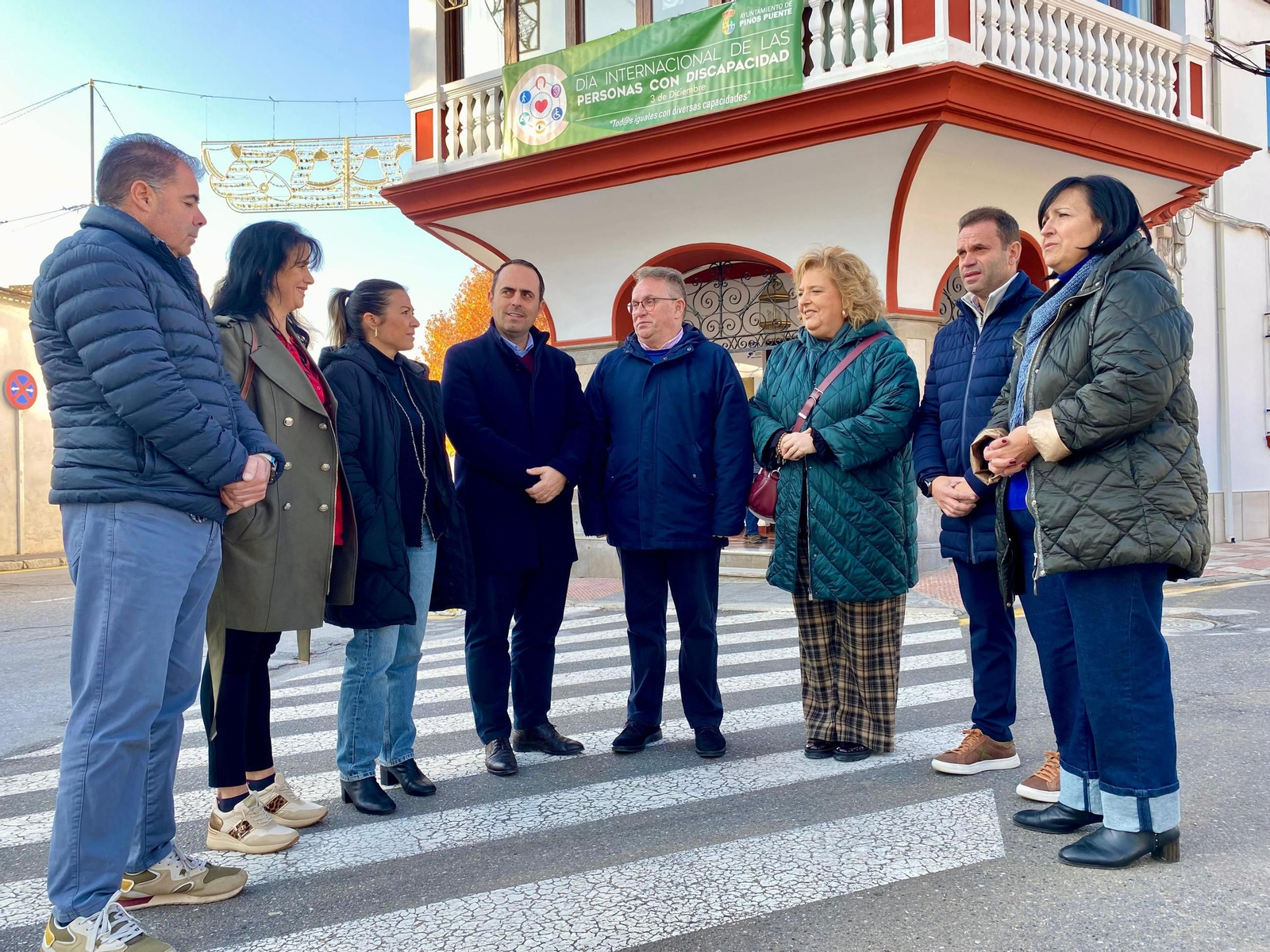 El alcalde pinero, Enrique Medina, junto al secretario José Antonio Carranza y la portavoz Fátima Gómez