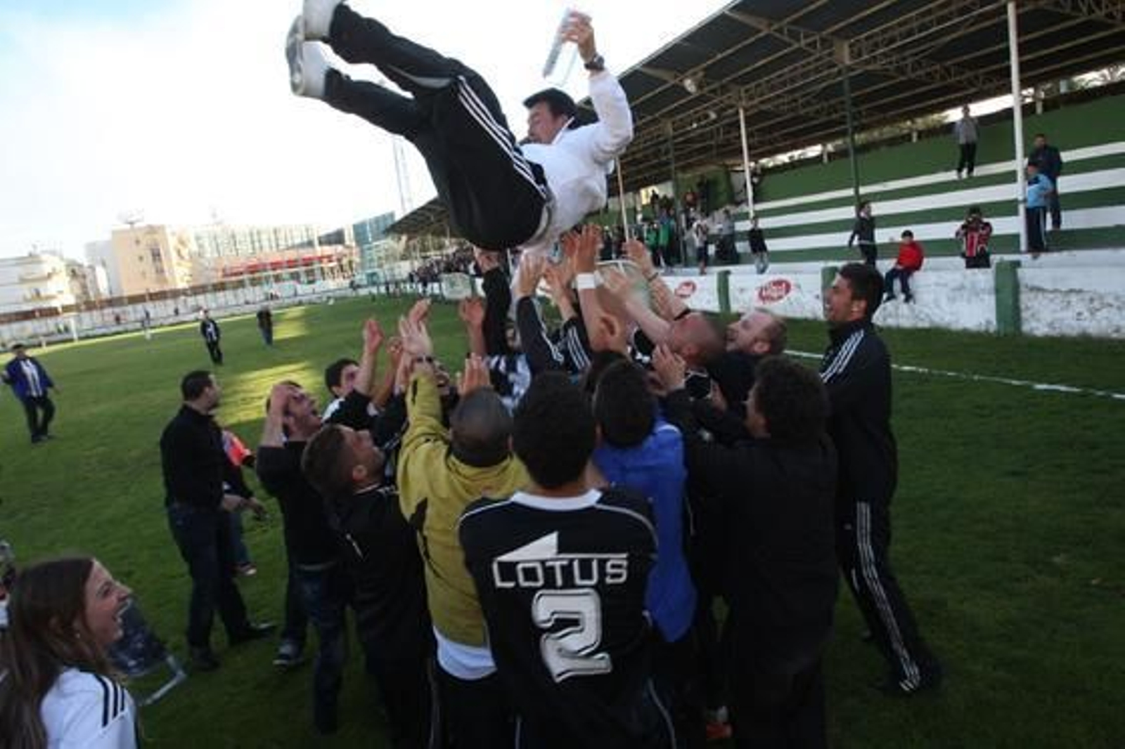 Los linenses empatan sin goles en Puerto Real y celebran el título de campeón de Liga.

Foto: Paco Guerrero