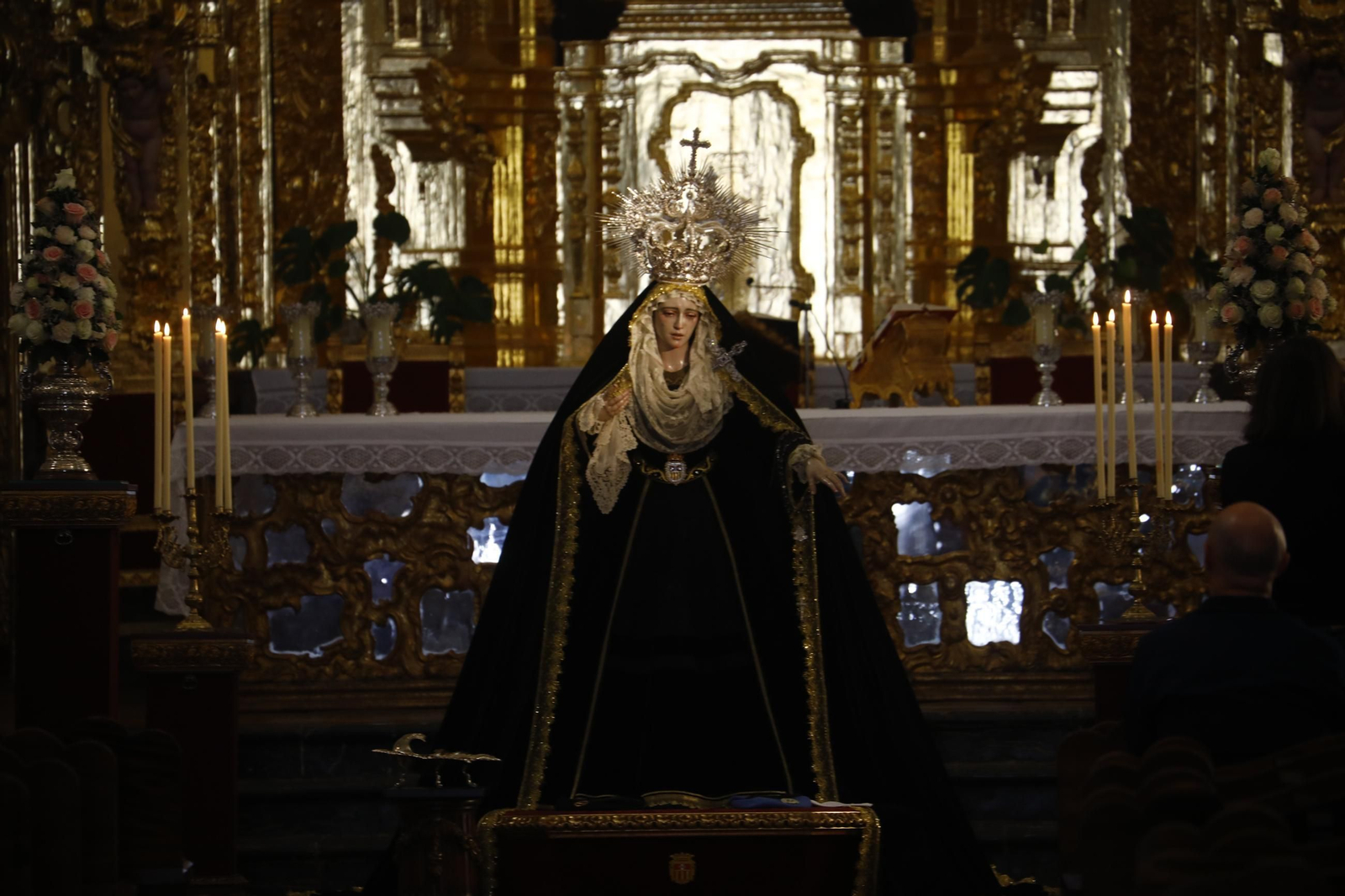 Las mejores fotos del besamanos de la Virgen de la Quinta Angustia de Córdoba