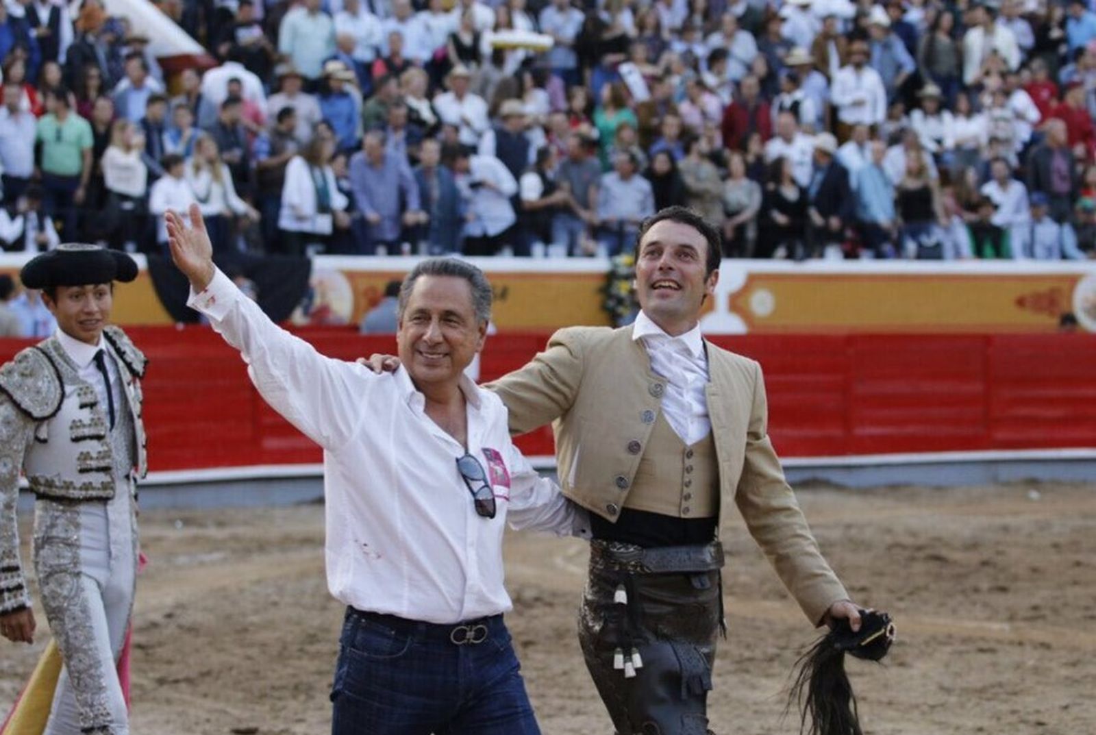Pepe Huerta y Andy Cartagena dan la vuelta al ruedo en la plaza México.