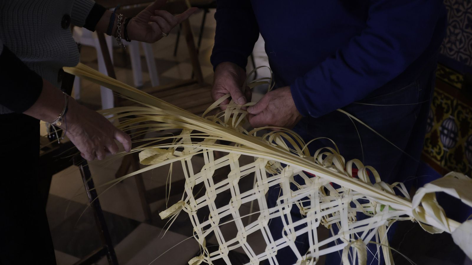 Un de las técnicas que se emplean para rizar la palma.