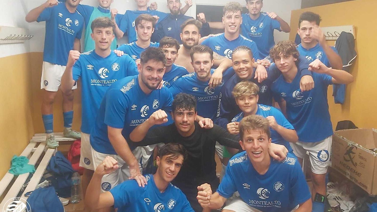 Los jugadores del Xerez DFC B celebran la victoria en Algeciras.