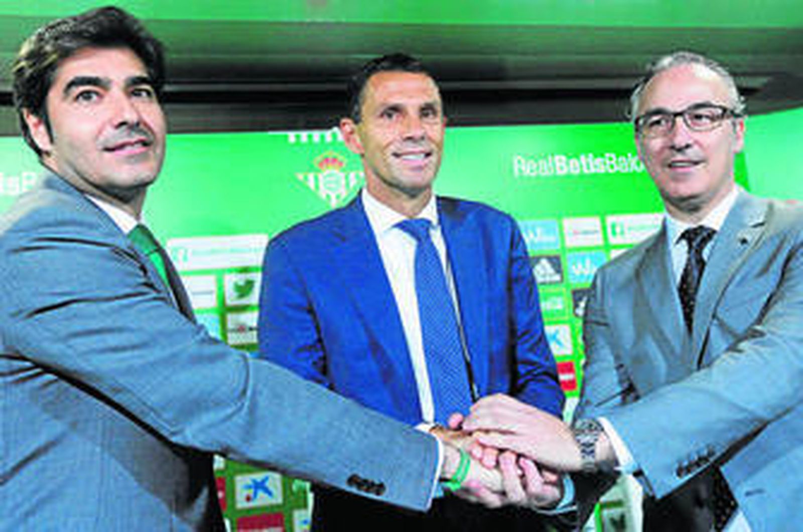 Ángel Haro, Gustavo Poyet y Miguel Torrecilla, antes de la presentación del entrenador uruguayo.