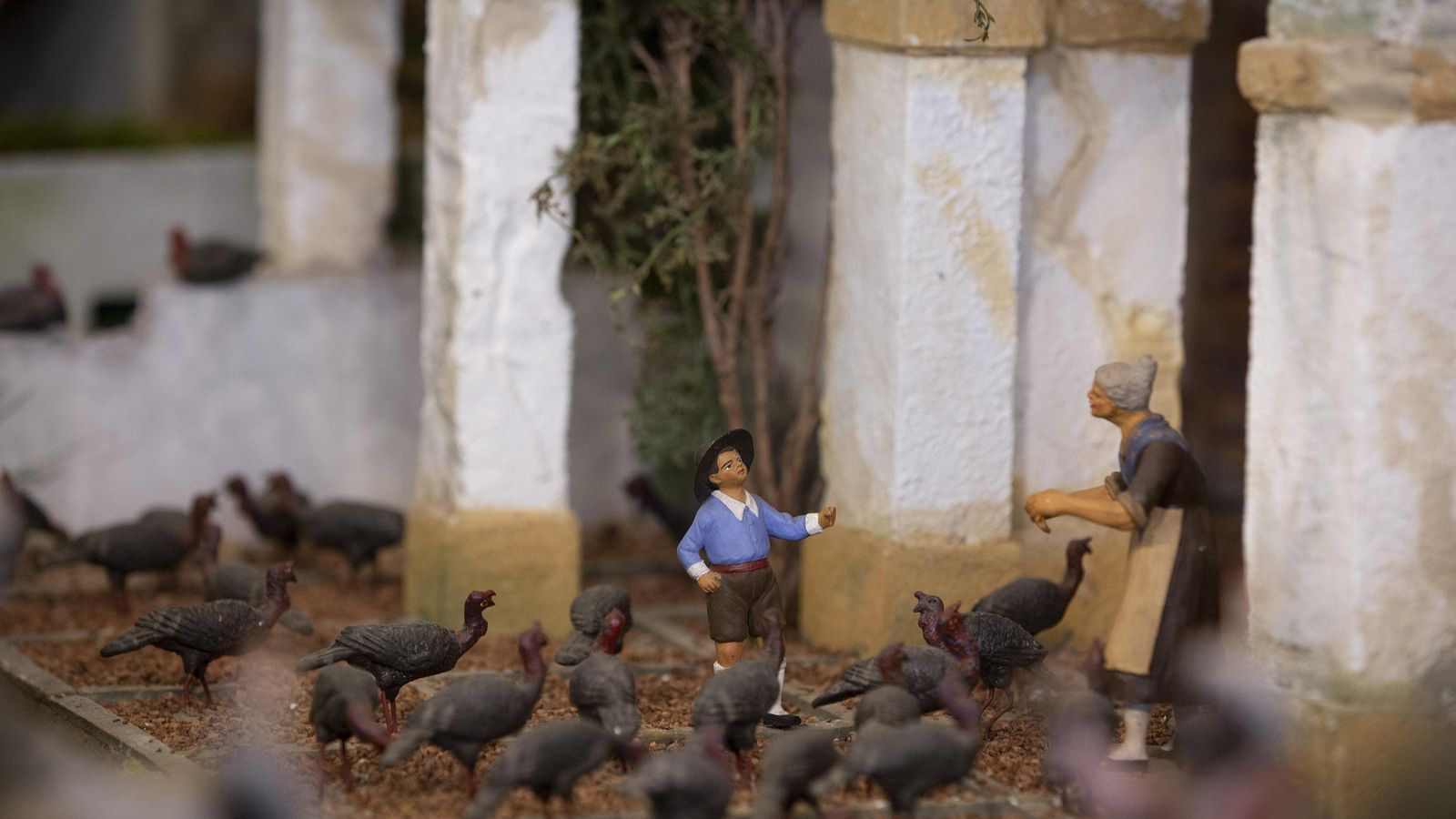 Mujer vendiendo pavos, otra de las escenas costumbristas del belén.