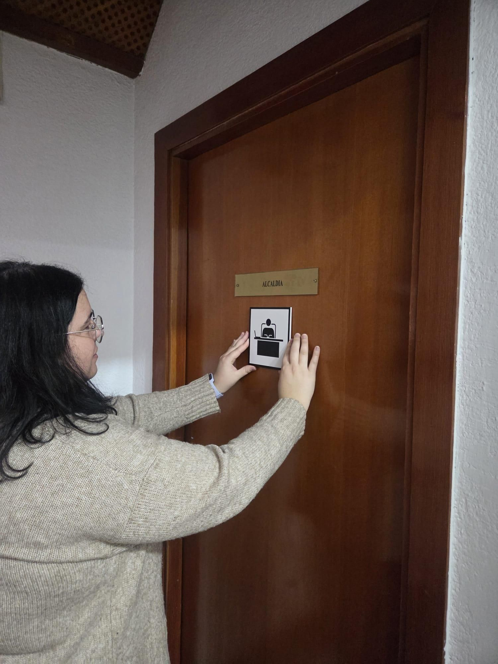 Colocación de un pictograma en edificios municipales