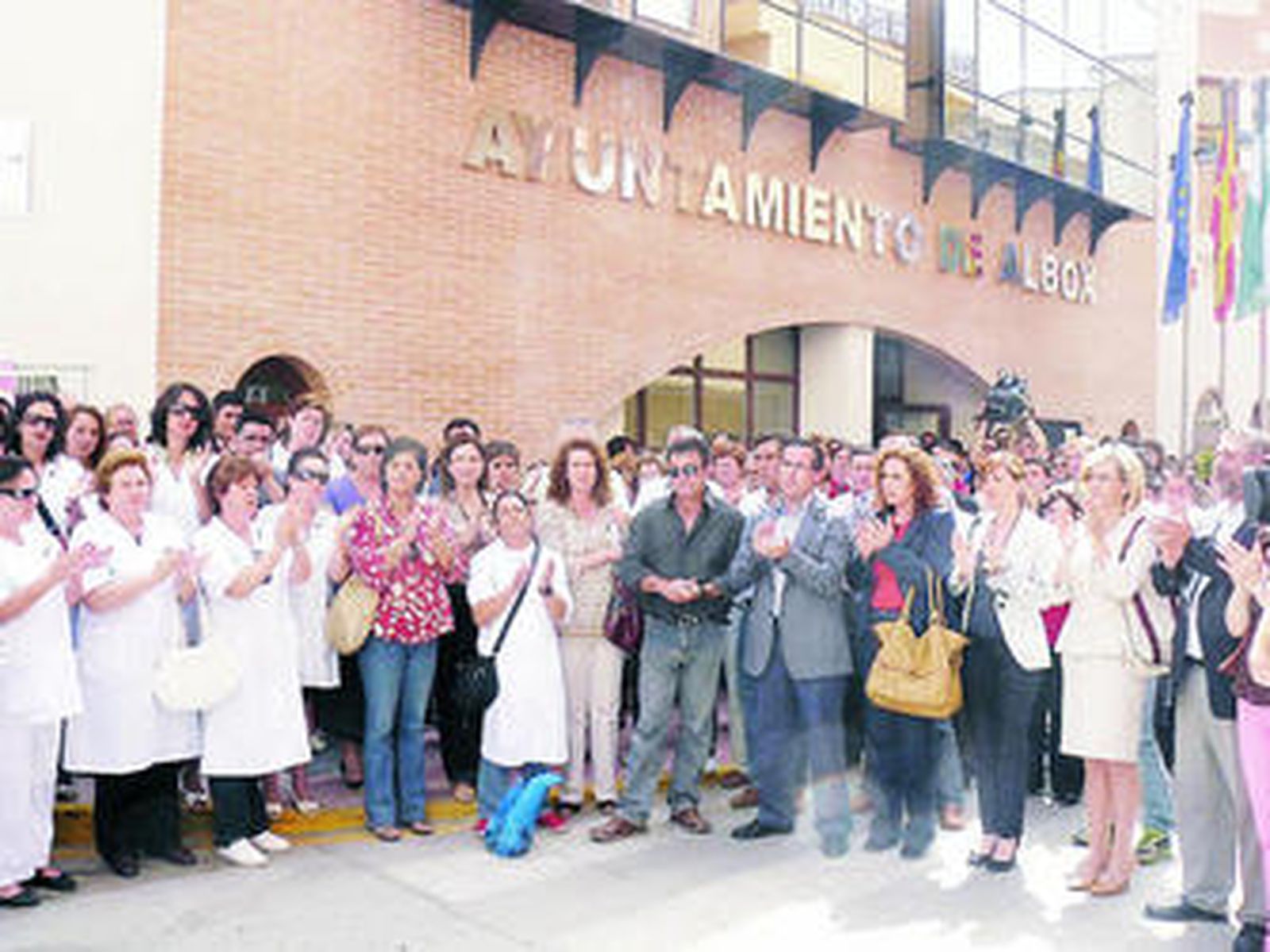 Centenares de vecinos se agolpaban a las puertas del consistorio, para dar el último adiós a María Cerdán.