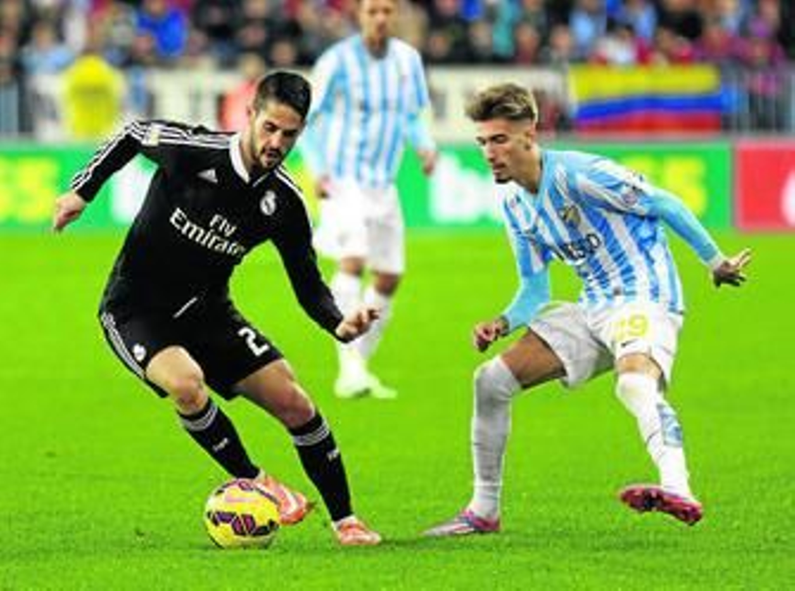 Isco intenta desbordar a Samu Castillejo.