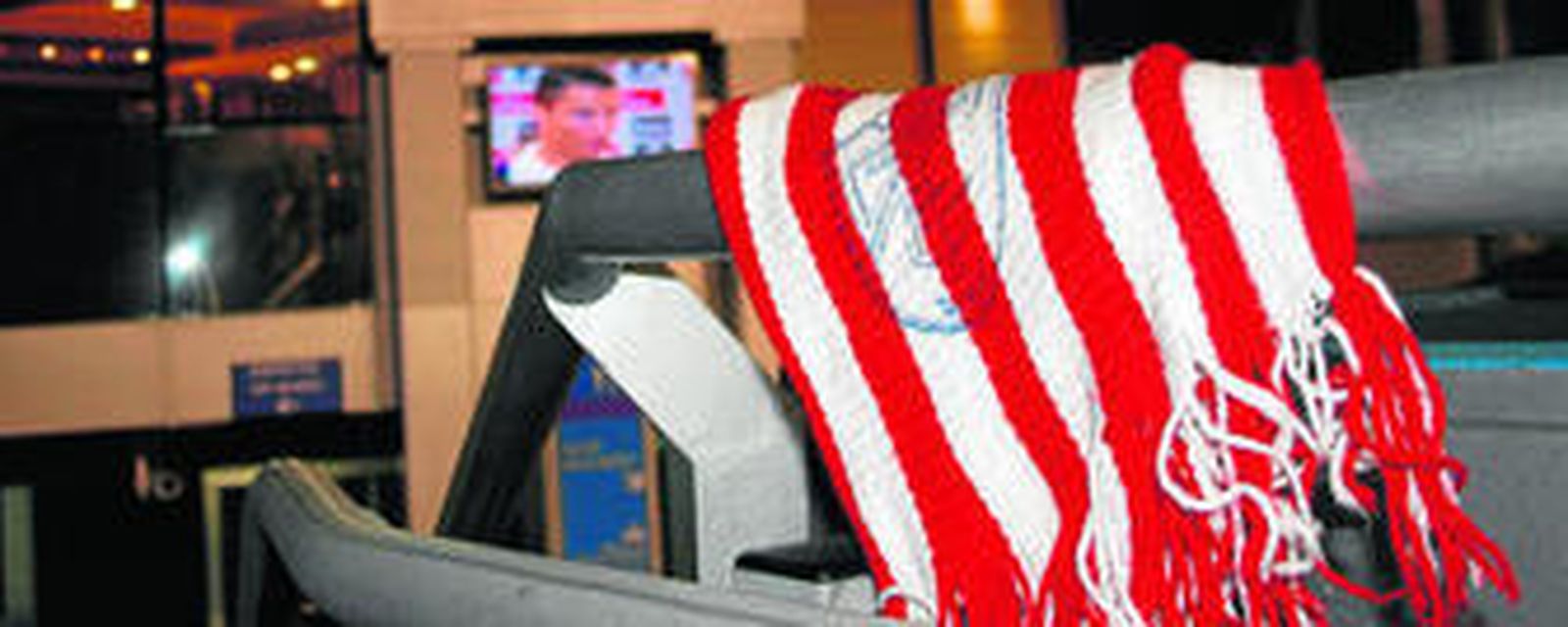 La bufanda rojiblanca luce en el estadio Santiago Bernabéu.