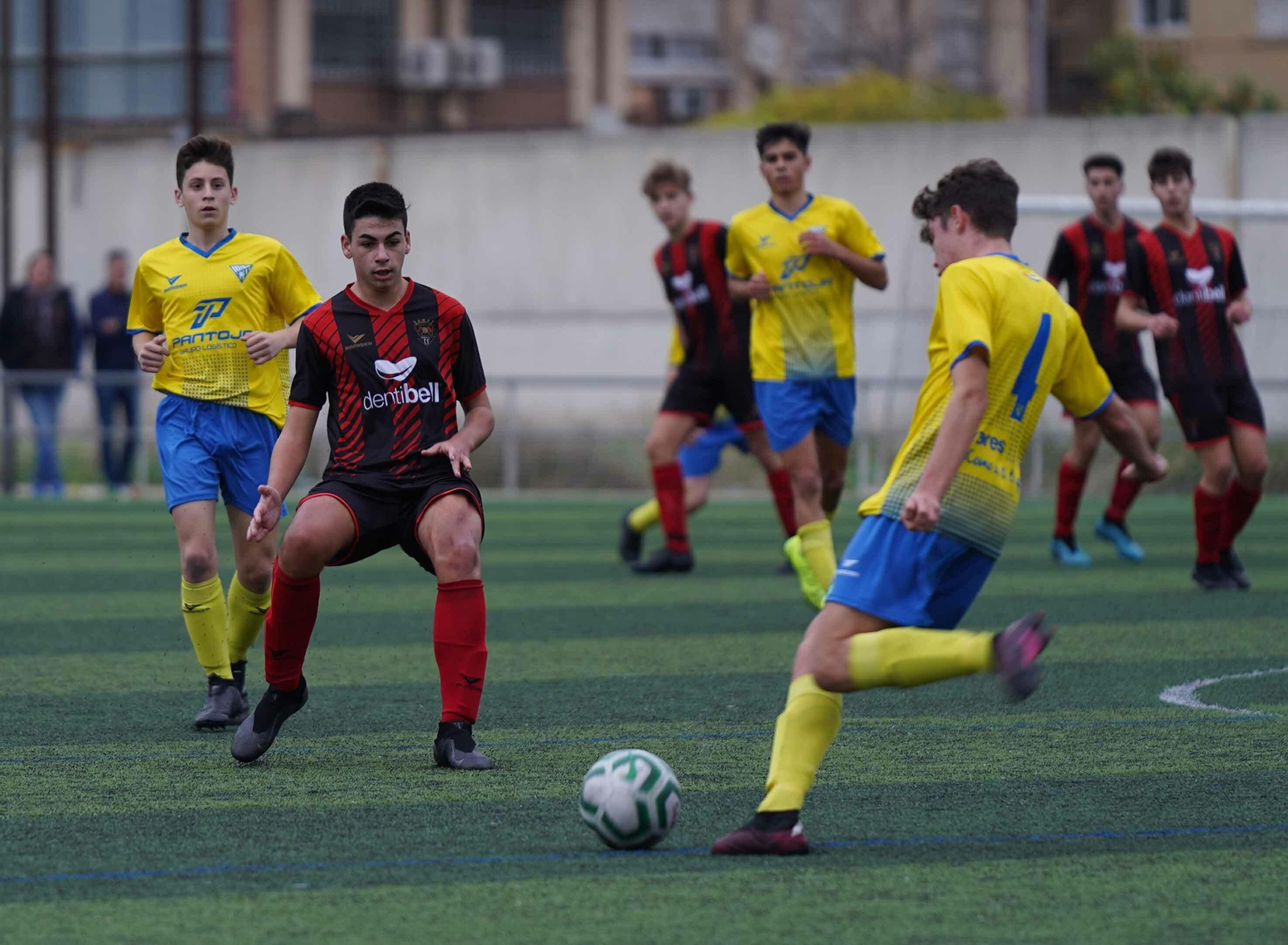 Un jugador del Séneca trata de cortar el envío de un rival del Tomares.
