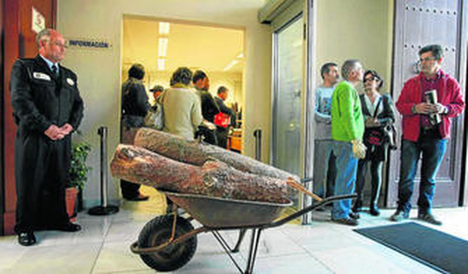 Los ecologistas ayer, durante la protesta en el Ayuntamiento.
