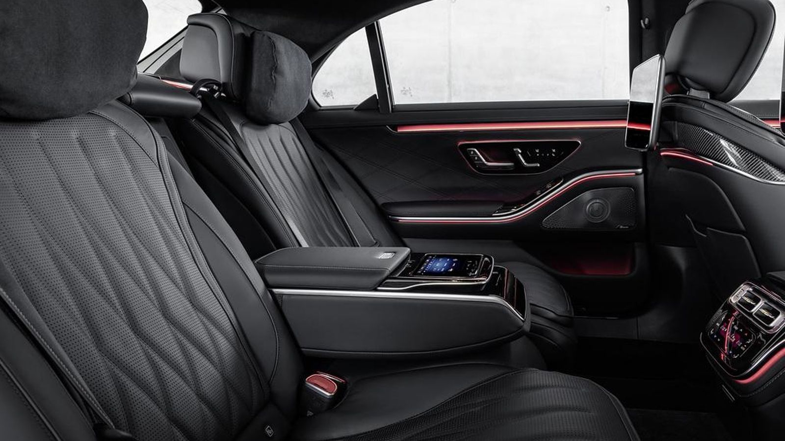 Las plazas traseras ofrecen una dotación y espacio de primera clase , con asientos multicontorno como los delanteros también aquí.