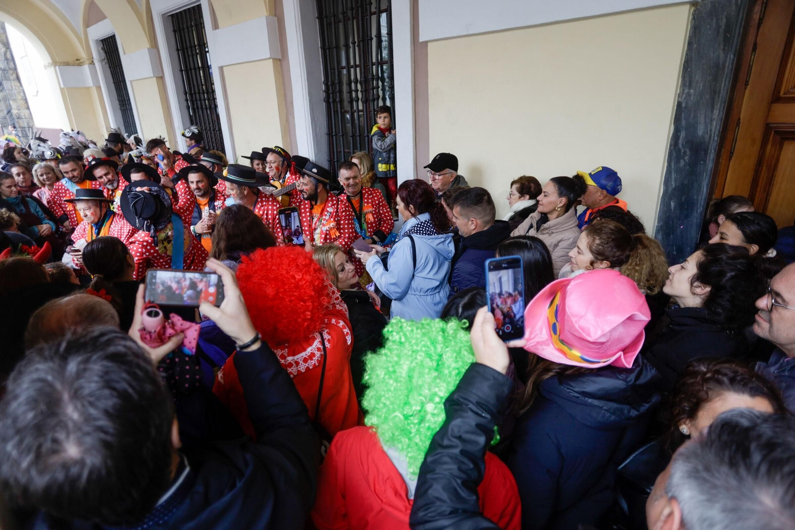 Las imágenes de un domingo de Carnaval en Cádiz pasado por agua
