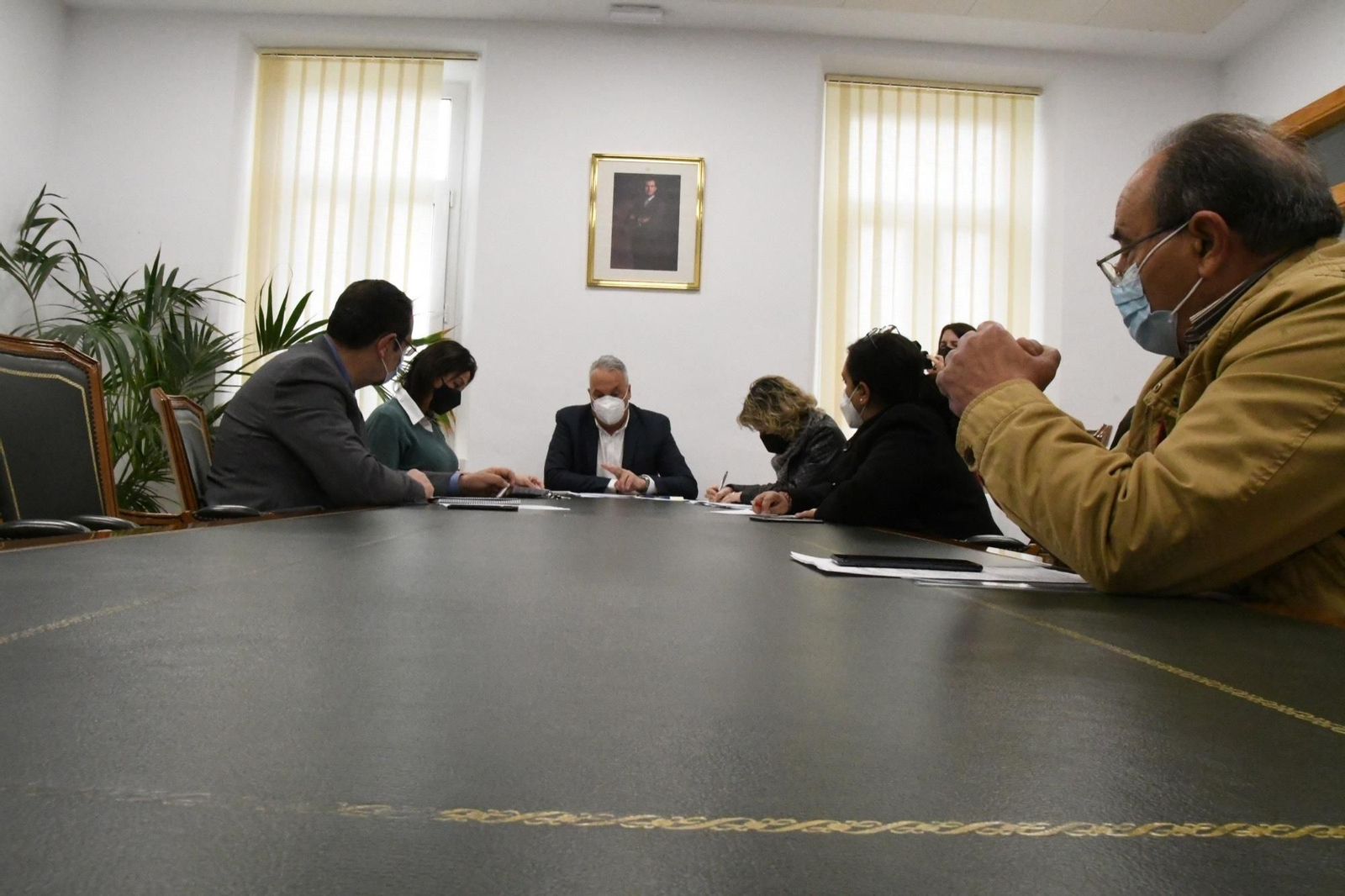 La reunión de los portavoces municipales de San Roque, este jueves.