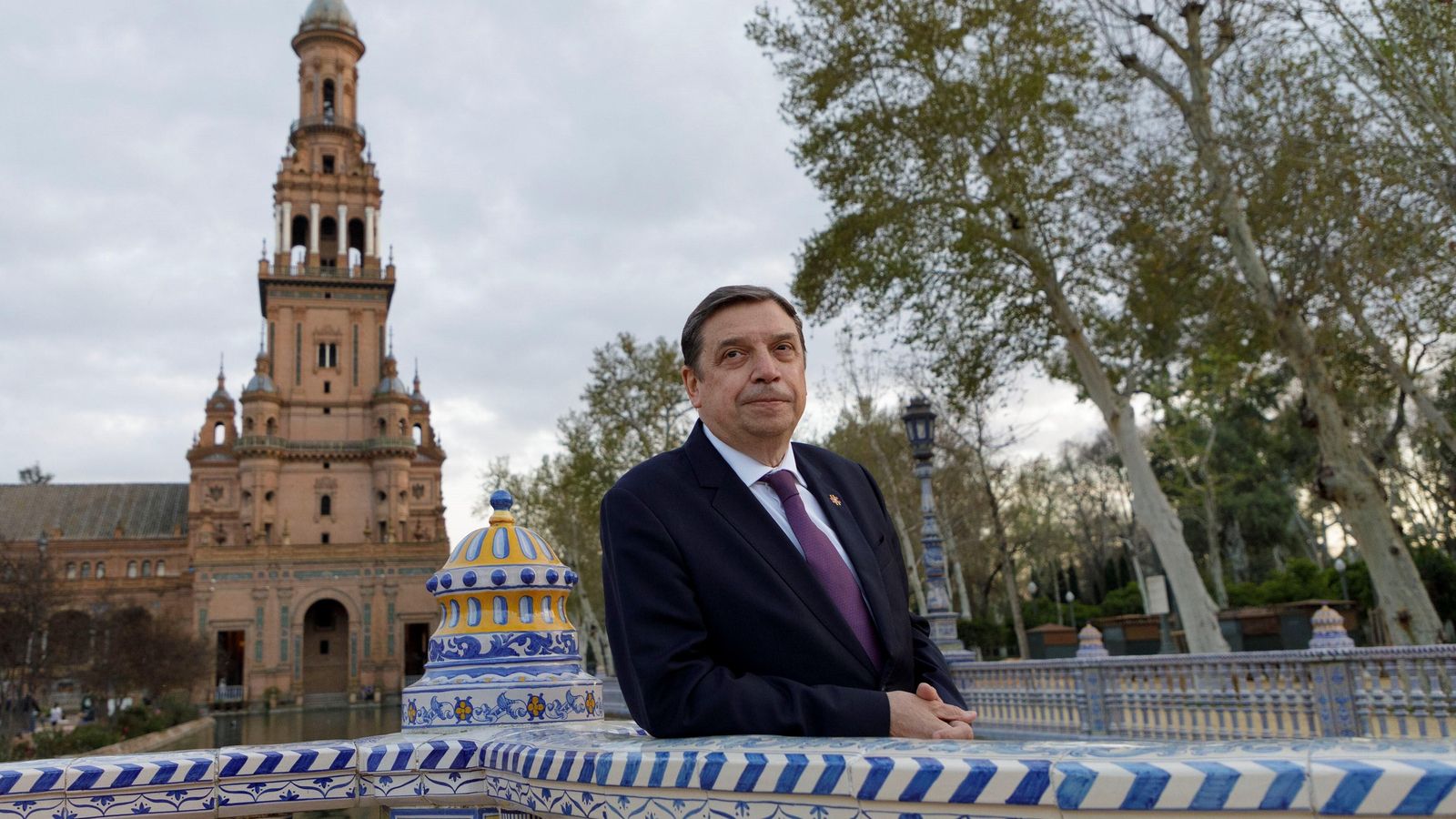 Luis Planas, en la Plaza de España, donde tiene su sede la Delegación del Gobierno