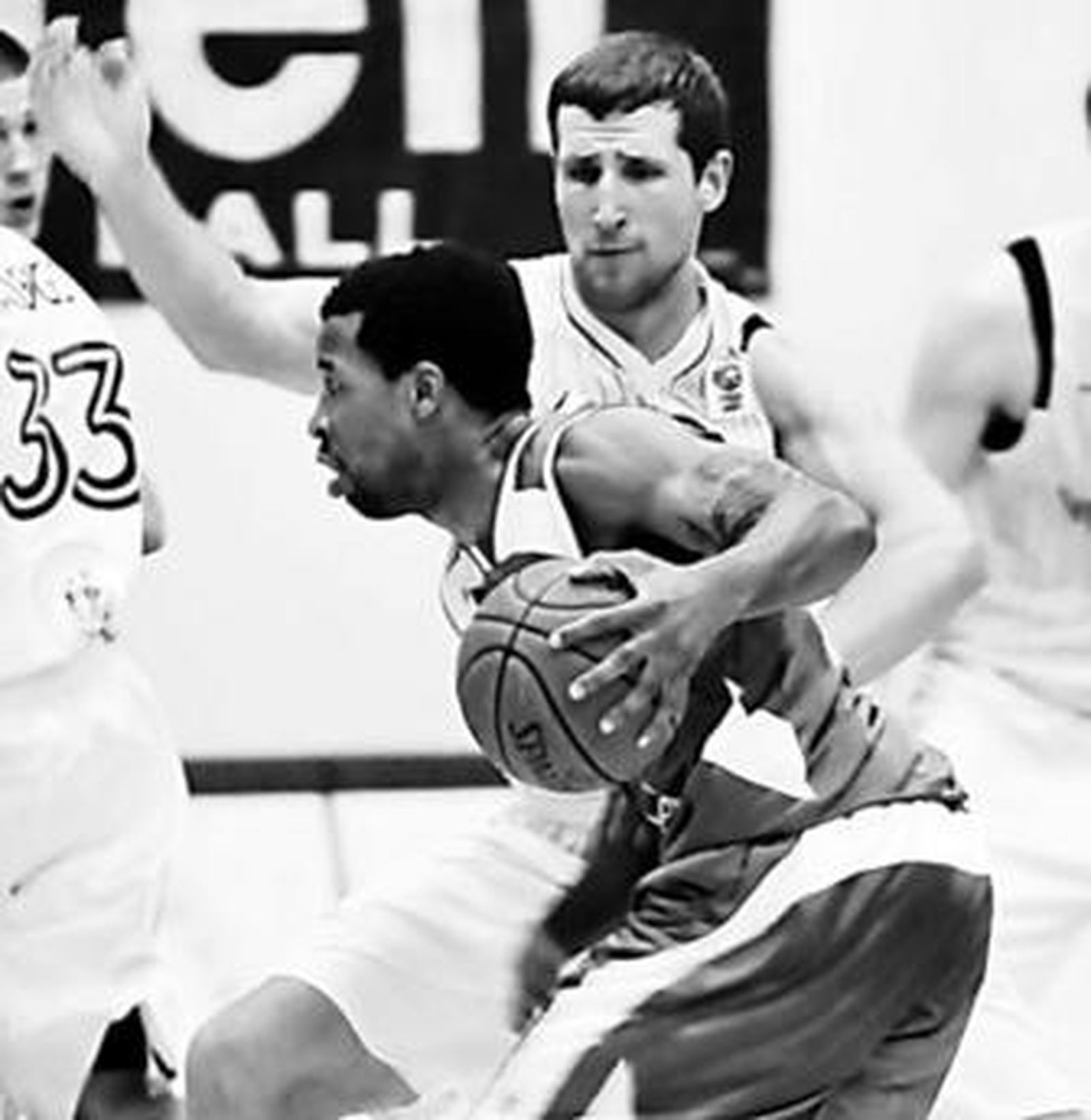 DeJuan Collins, que no anotó ayer, es frenado por un defensor del Ventspils.