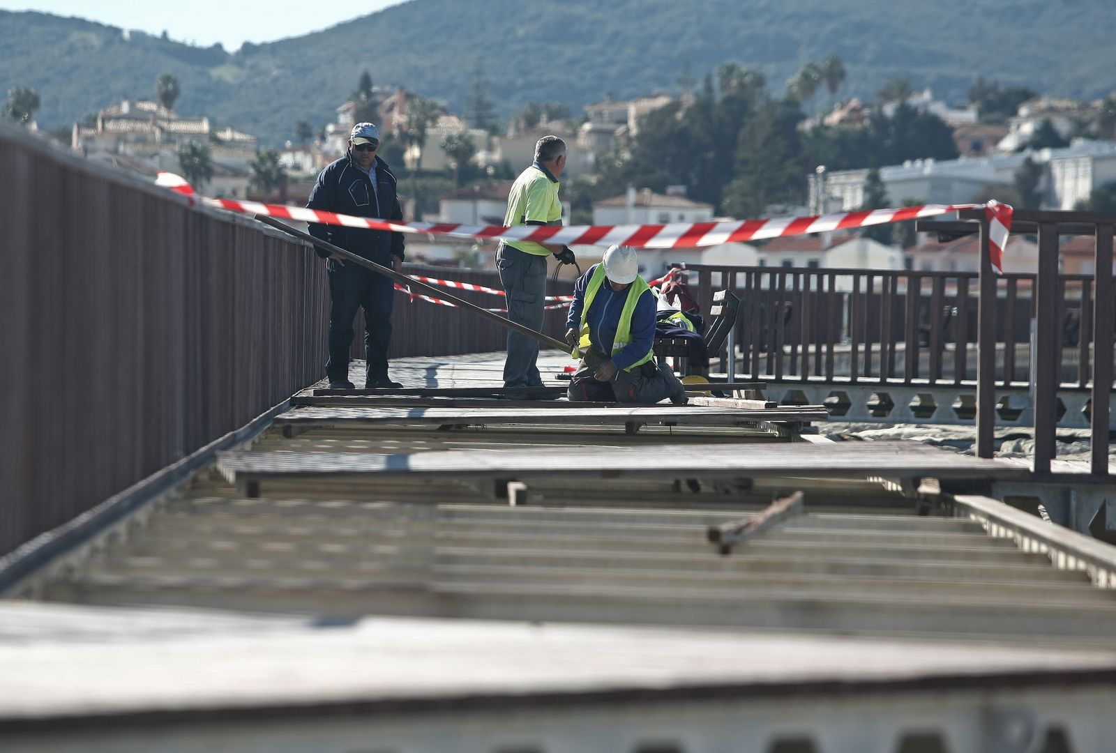 Los trabajos de reposición de la pasarela del Saladillo.