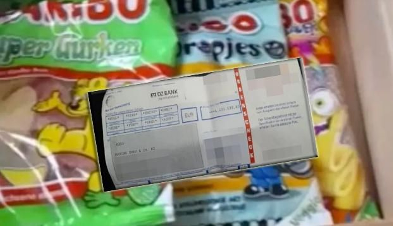 Montaje del cheque y el lote recibido por el hombre