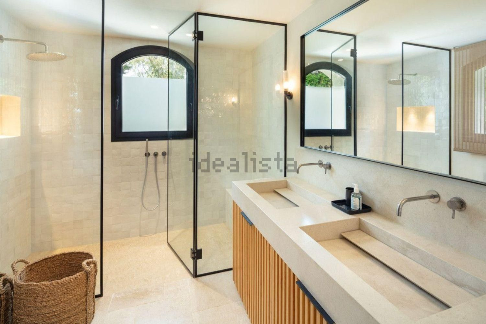 Otro baño Así es por dentro la vivienda de lujo más a la venta en Málaga: 35 millones