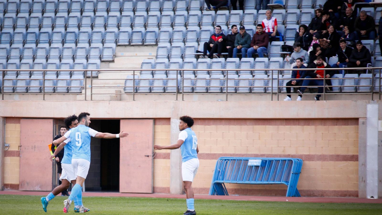 Álex Chico celebra junto a dos de sus compañeros uno de sus tantos en el derbi almeriense disputado ante el Poli Almería.