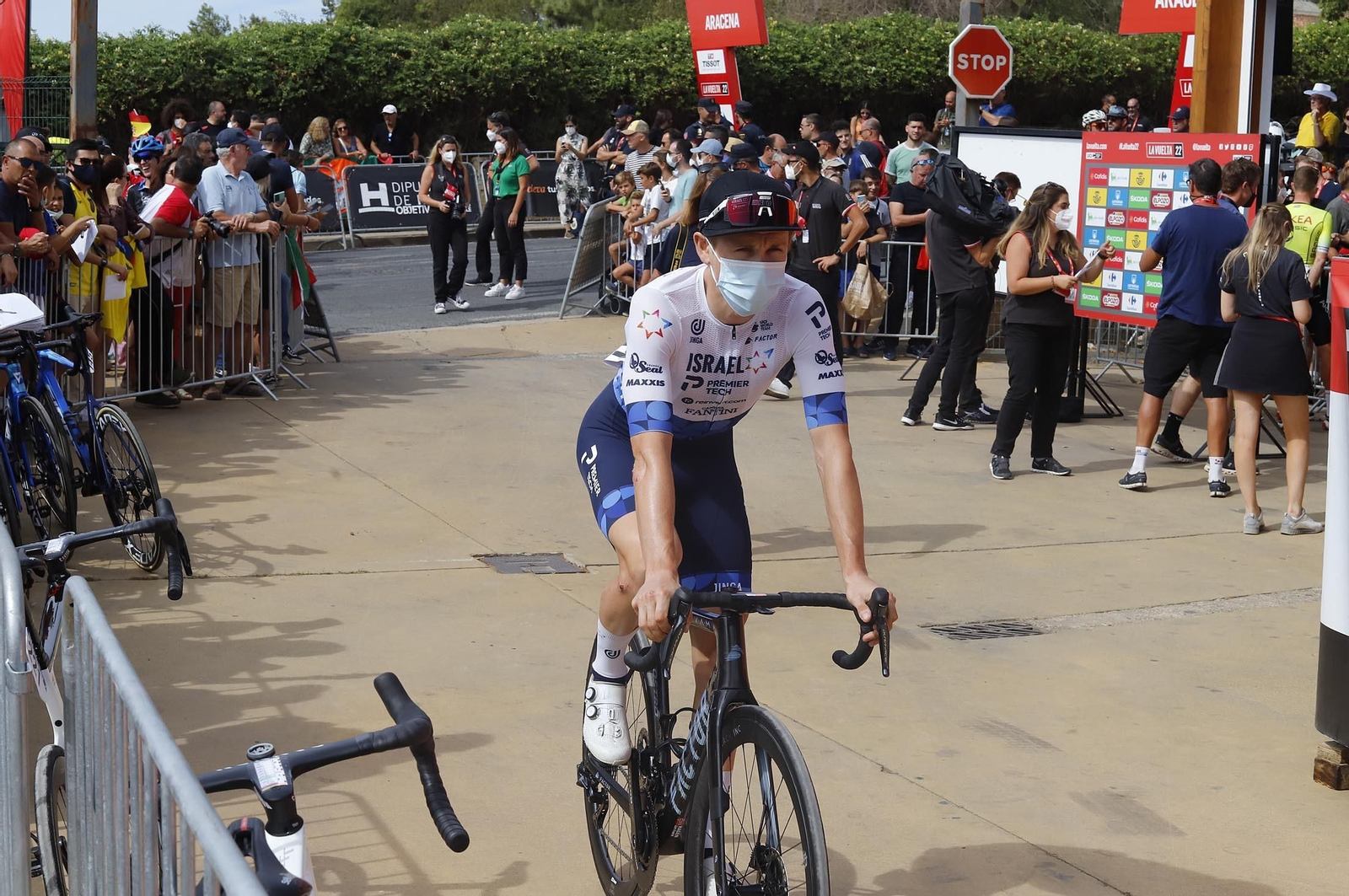 Imágenes de la Vuelta Ciclista a España en su salida desde Aracena en la 17ª etapa