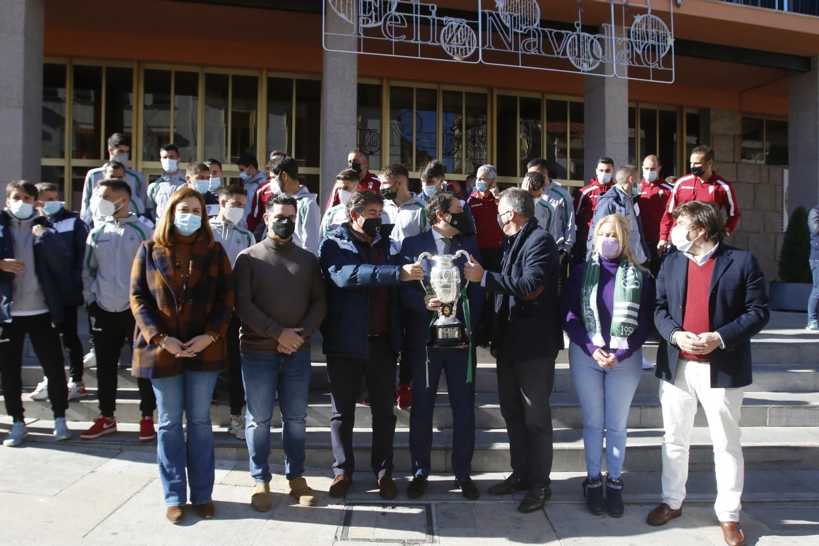 Las imágenes de la visita del Córdoba CF al Ayuntamiento tras ganar la Copa RFEF