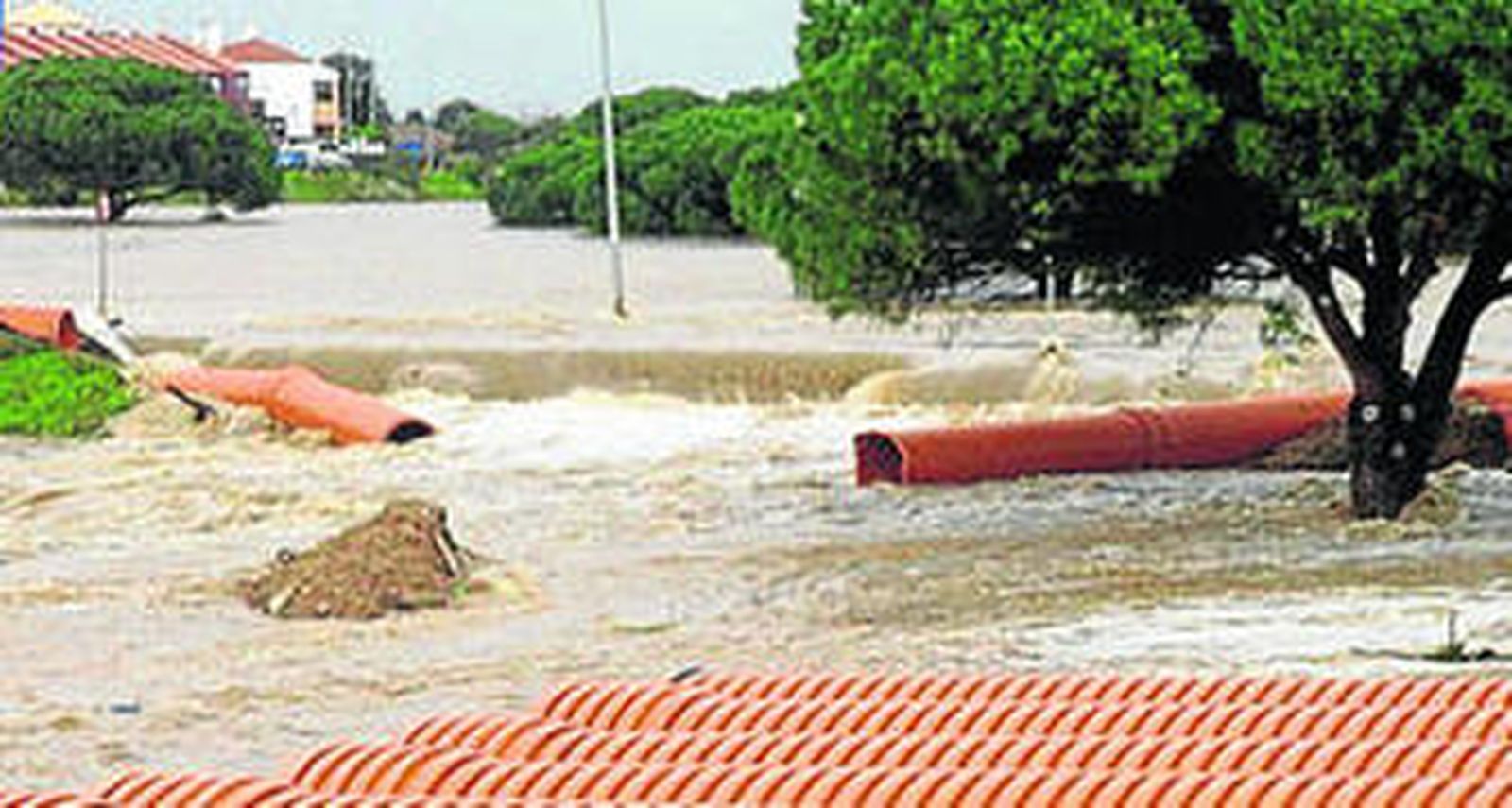 Desbordamiento del Carrajolilla a su paso por la rotonda en dirección al Coto La Campa.