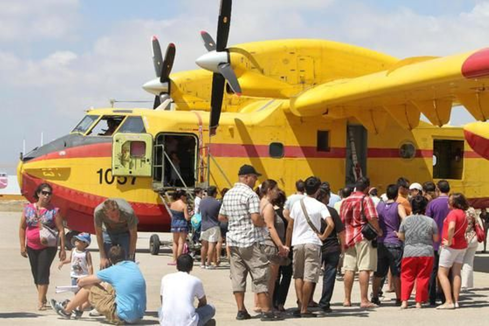 La jornada de puertas abiertas del II Festival Aéreo Internacional de Málaga contó con la presencia de muchos curiosos.

Foto: Yolanda Montiel