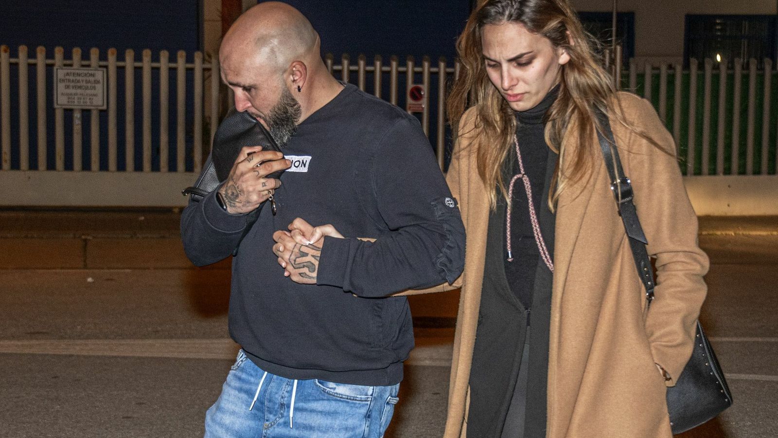 Irene, con Kiko Rivera, a la salida del tanatorio.