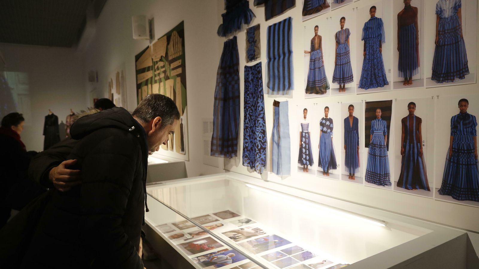 Materiales y pruebas de color ilustran los procesos artesanales del taller británico.