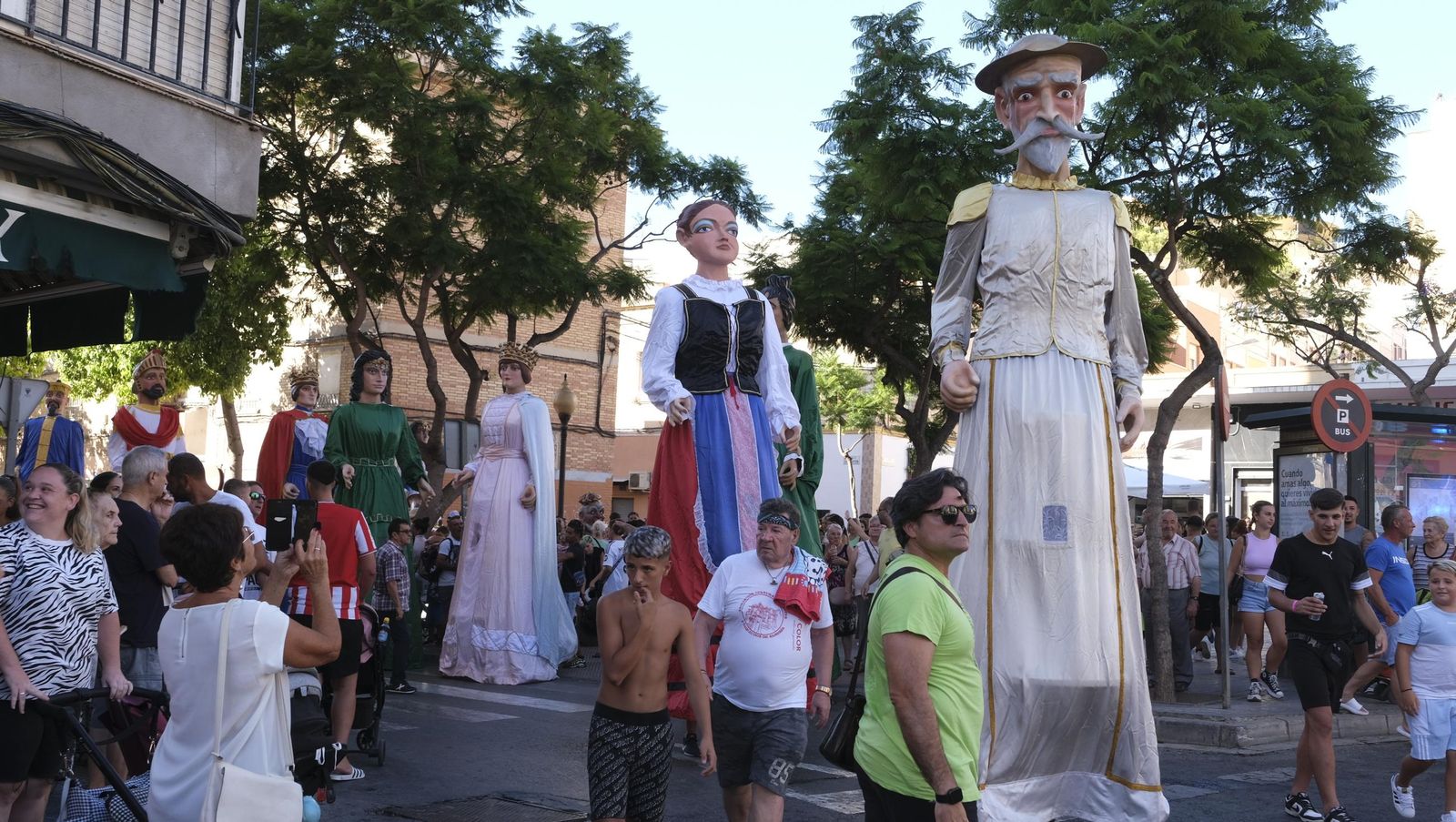 Gigantes y cabezudos en la Feria de Almería 2024, en imágenes