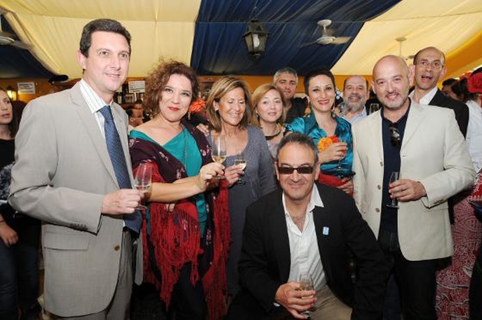 La directora del Teatro Villamarta, Isamay Benavente, con el director de orquesta, Carlos Aragón, la soprano Ángeles Blanca, Consuelo Lorente, Concha Campos, Enrique Domingo, Eduardo Aguirre de Carcer y Javier Sabadíez, junto al gerente del Diario, Miguel Berraquero, y el fotógrafo de este periódico Miguel Ángel González.

Foto: Manuel Mateo