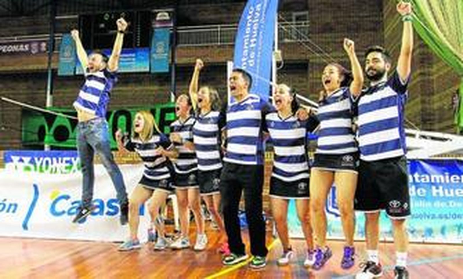 Los componentes del primer equipo festejan el penúltimo punto del dobles masculino, que acabó dándole al Recreativo IES La Orden el título de Liga ayer ante el Rinconada.