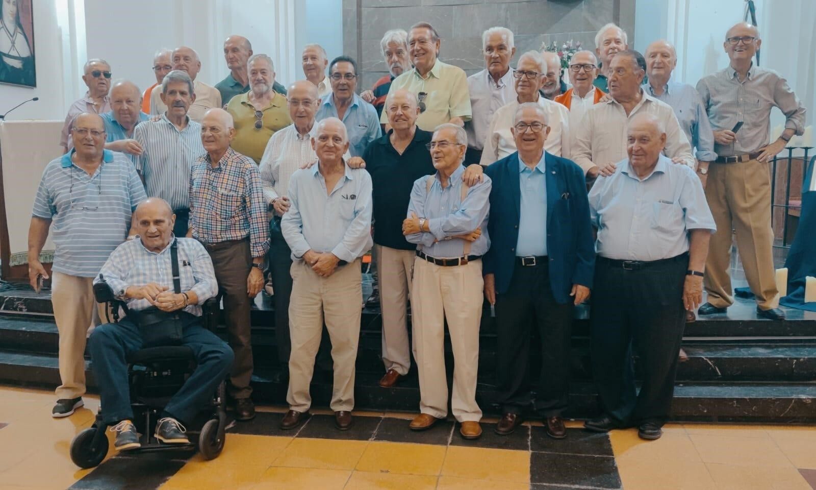 Los sacerdotes marianistas José Antonio Barbudo y Rafael Delgado con Nono Copano, Pepe Fornell, Luis Ramallo, Pepe Cuadrado, Jaime Rocha, Juan Pérez Moreno, Jesús Acosta, Carlos Ximénez, Valentín Lasanta, Pincho Bravo, ’Paco Hidalgo, Adolfo González-Santiago, Antonio Pacio, Paco Vázquez, Vicente Zapata, Enrique Pérez, León Herrero, Paco Galinsoga, Fernando Martínez del Cerro, José Luis Lacave, Nacho García-Agulló, Pepe Rodríguez Peñalver, Rafael Morillo, Joaquín Fernández, Manolo García de Arboleya y Ricardo Álvarez