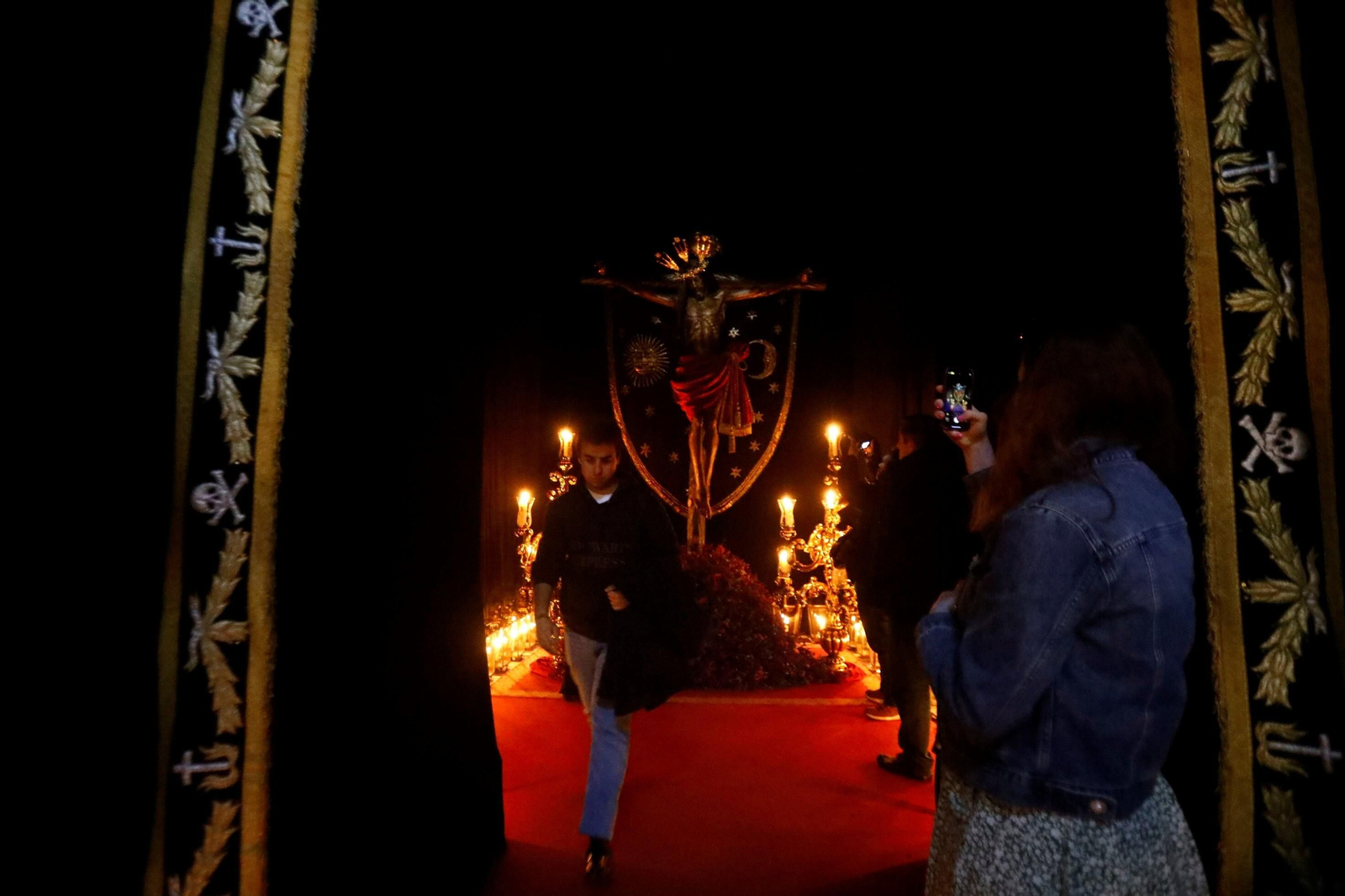 El besapiés al Remedio de Ánimas de San Lorenzo, en imágenes