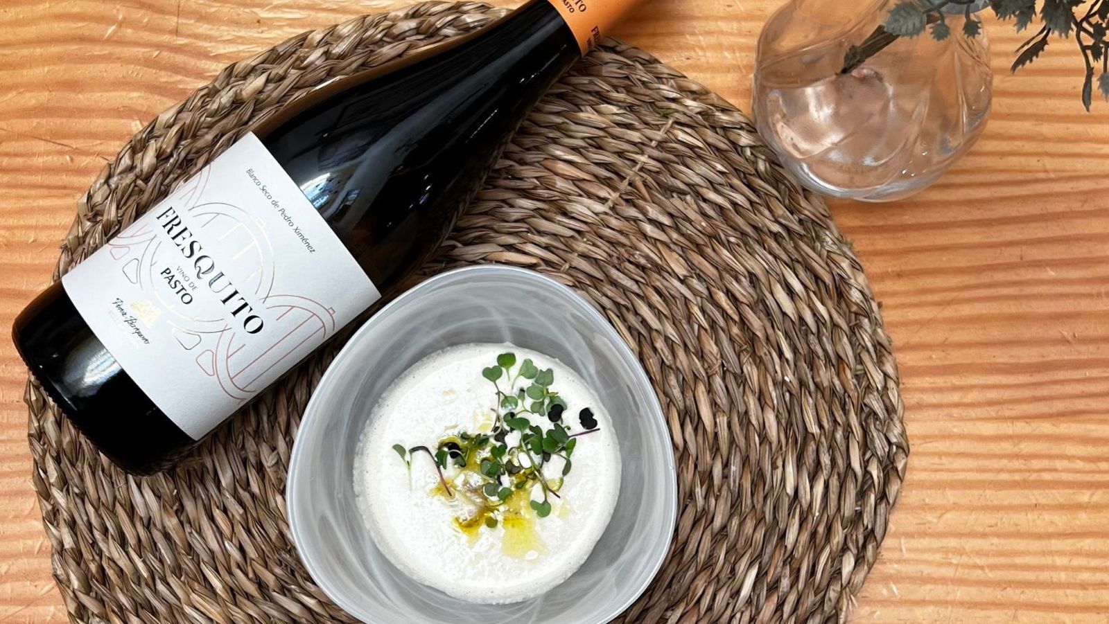 Fresquito de Pasto de Pérez Barquero y gazpacho de almendra de Taberna La Montillana