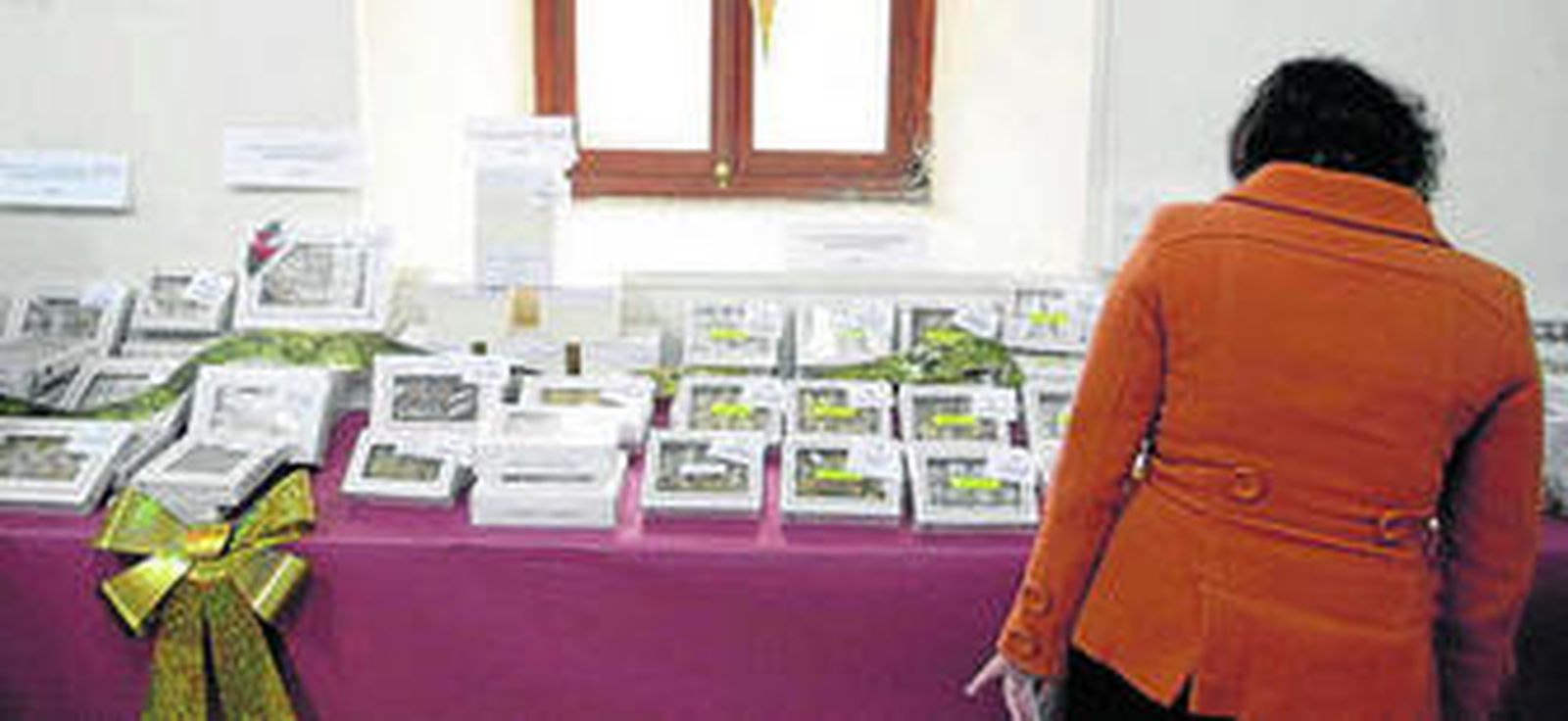 Una mujer observa la muestra en la Facultad de Derecho.