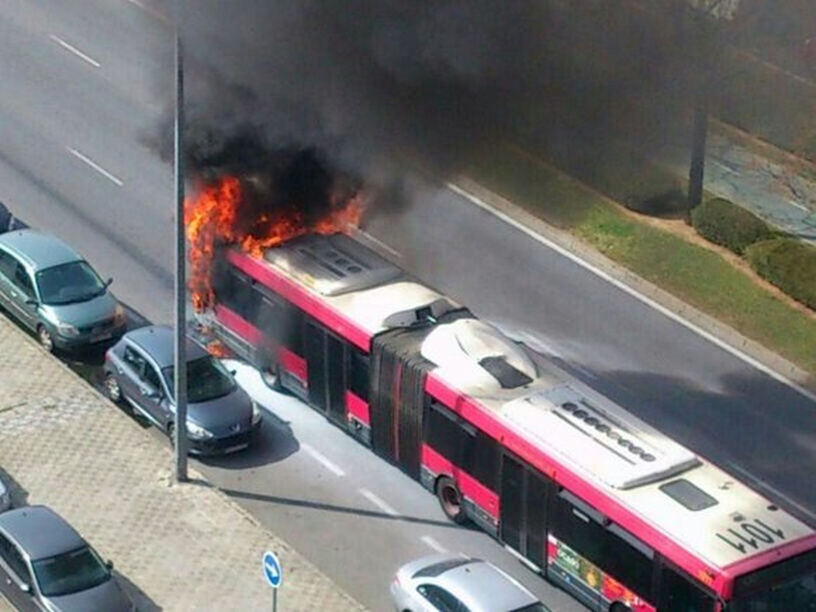 Un autobús de Tussam sale ardiendo cerca del Alamillo