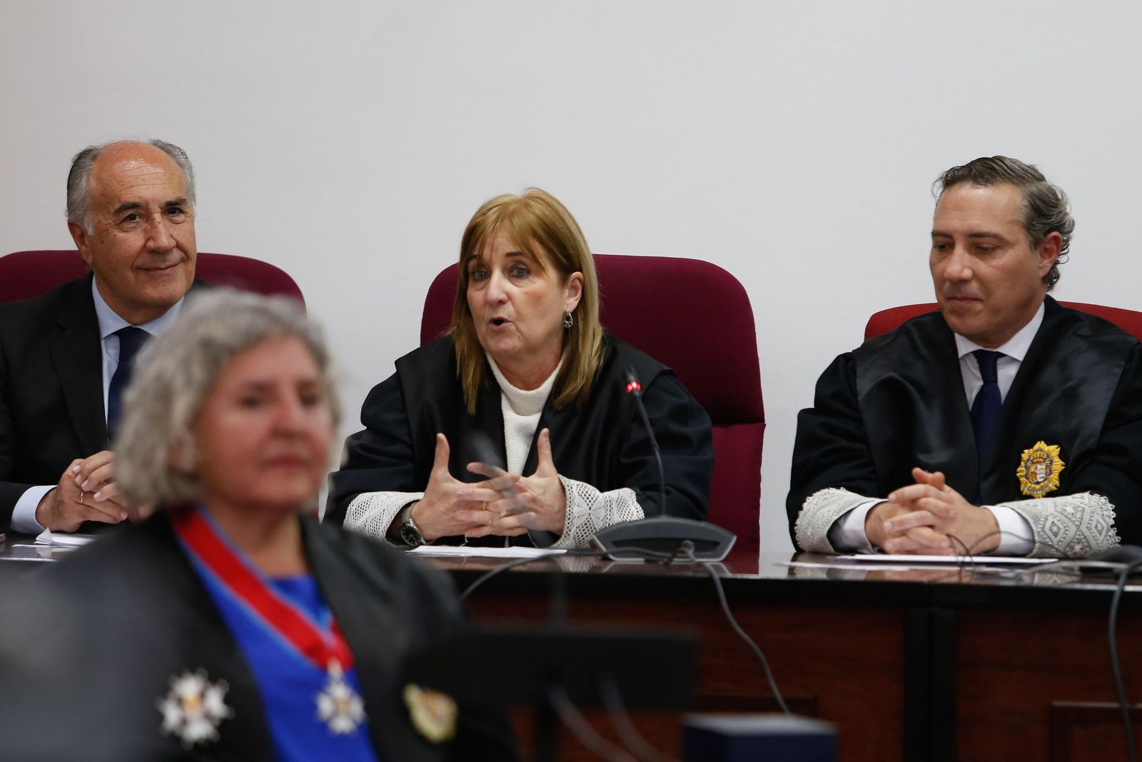 Fotos de la imposición de la Cruz de San Raimundo de Peñafort a la jueza María José Sanz Alcázar en Algeciras