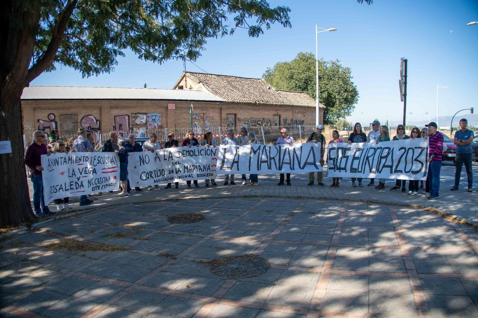 Vecinos junto a la Huerta de la Mariana pidiendo la paralización de su demolición