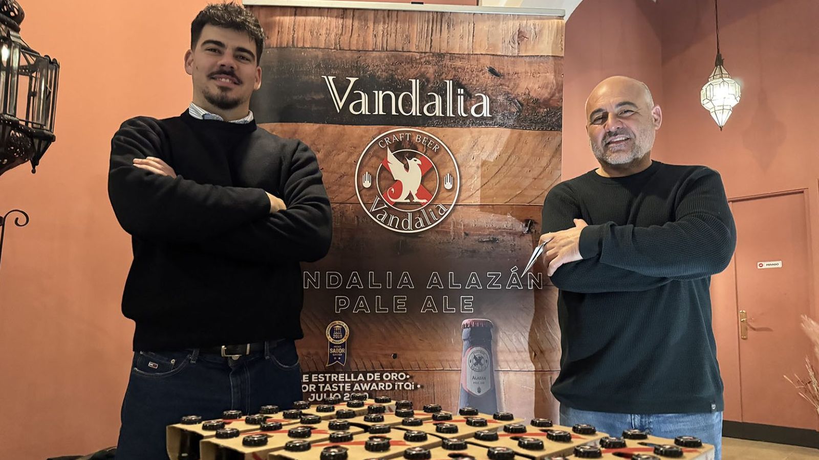 José Manuel Pintor y su padre Manuel, de la exitosa cervecera utrerana Vandalia.