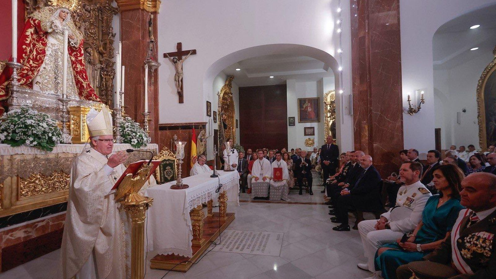 Una imagen general de la misa oficiada por monseñor José Ángel Saiz Meneses en la capilla de los Marineros de Sevilla.