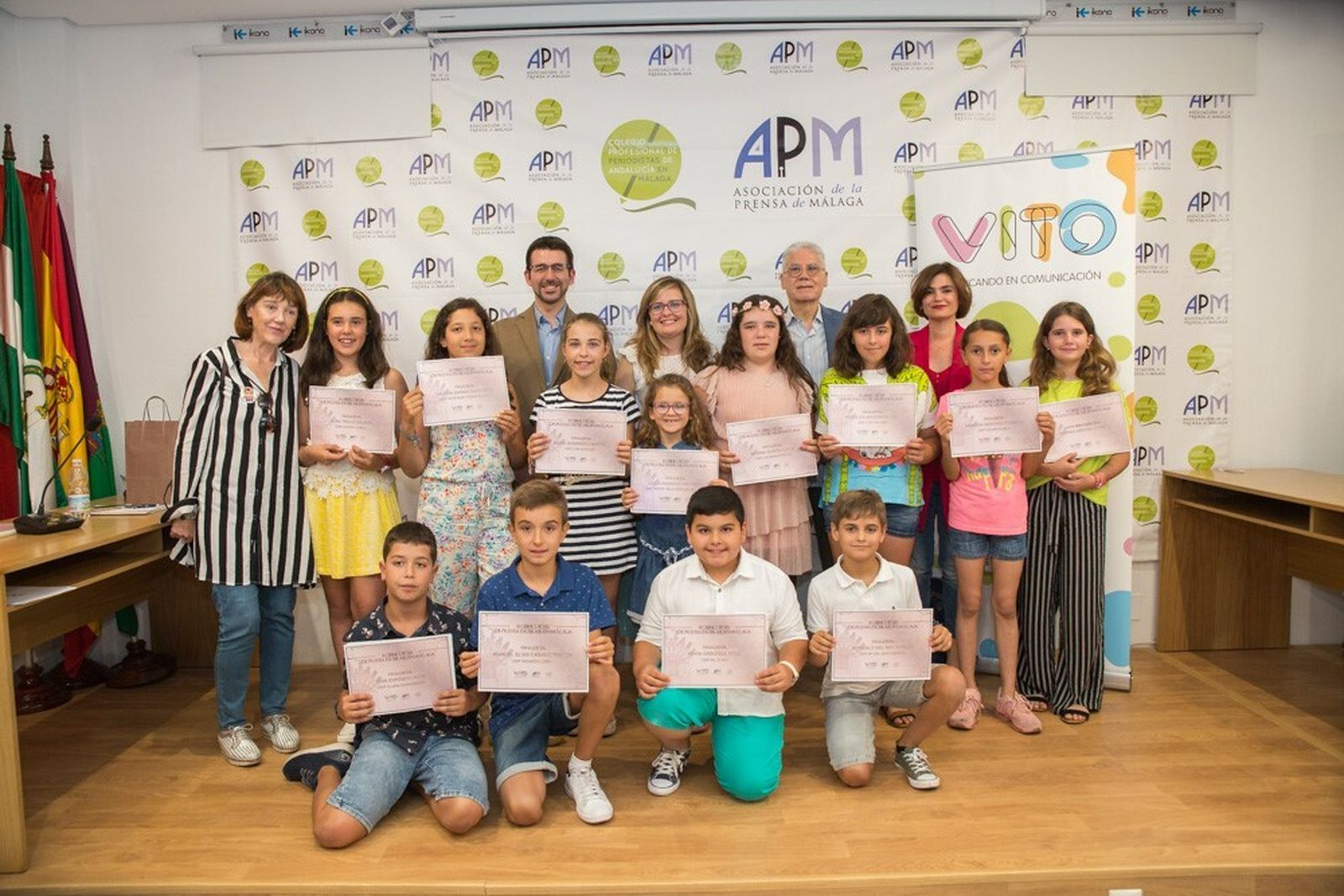 Foto de familia con organizadores y premiados de este segundo certamen.