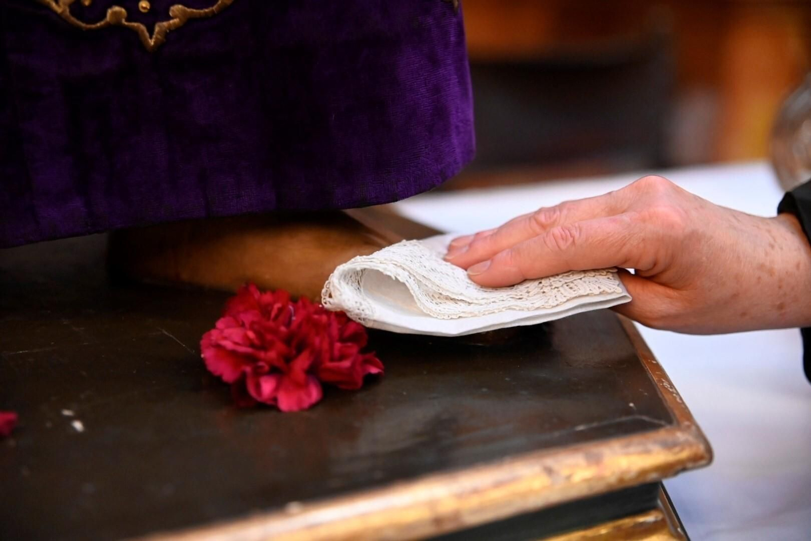 El besapiés del Señor del Calvario en la Mezquita-Catedral de Córdoba, en imágenes