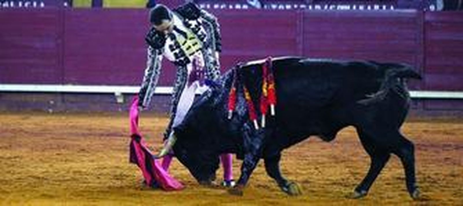 El diestro Manuel Jesús El Cid toreando con la mano derecha a su segundo toro de la tarde, al que le cortó la oreja.