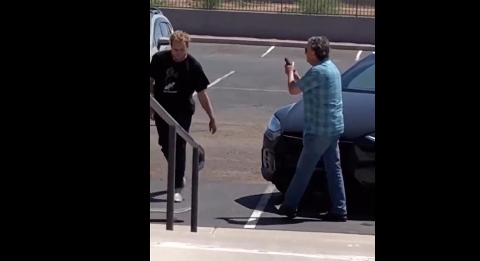 Momento en el que el hombre amenaza a los jóvenes con el arma