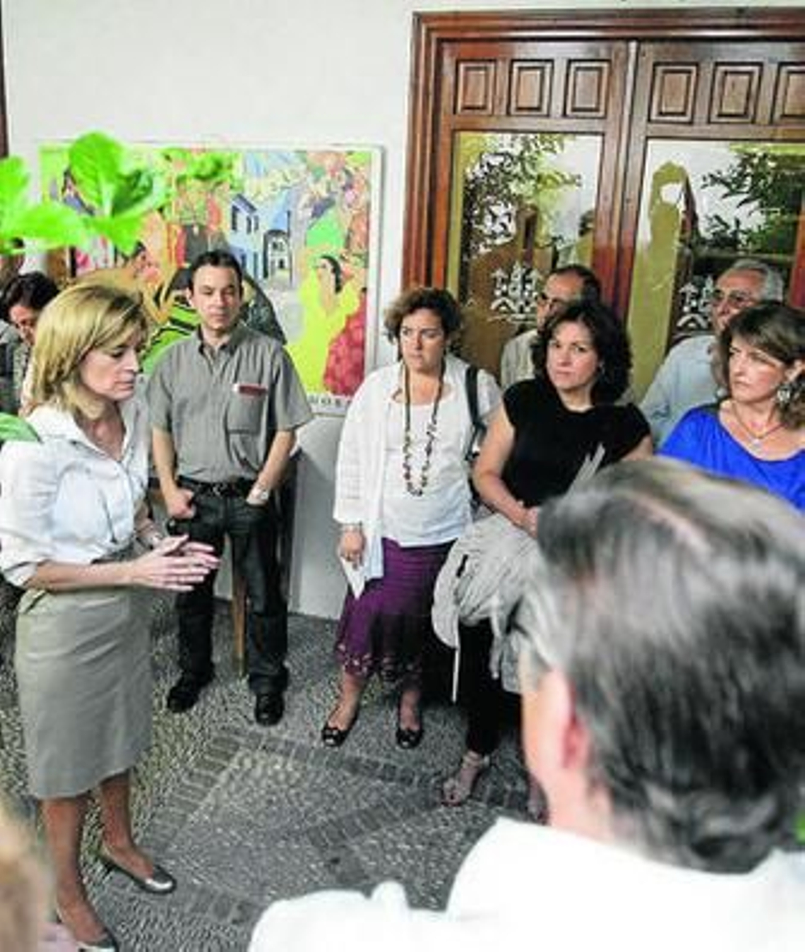 Participantes a una visita guiada al Archivo Municipal.